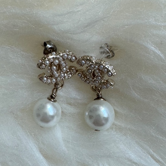 Women Chanel CC Pearl Earrings Pair of 2pcs - Picture 2 of 10